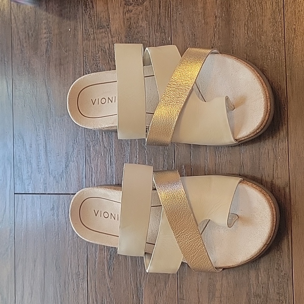 Vionic Women's Cream and Gold Sandals